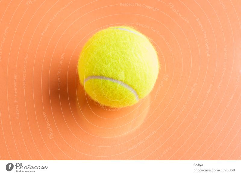 Tennisball auf orangem, abstraktem Hintergrund mit Spiegelung. Ball Konkurrenz Konzept Reflexion & Spiegelung Bewegung Gerät Remmidemmi Sport gelb trendy