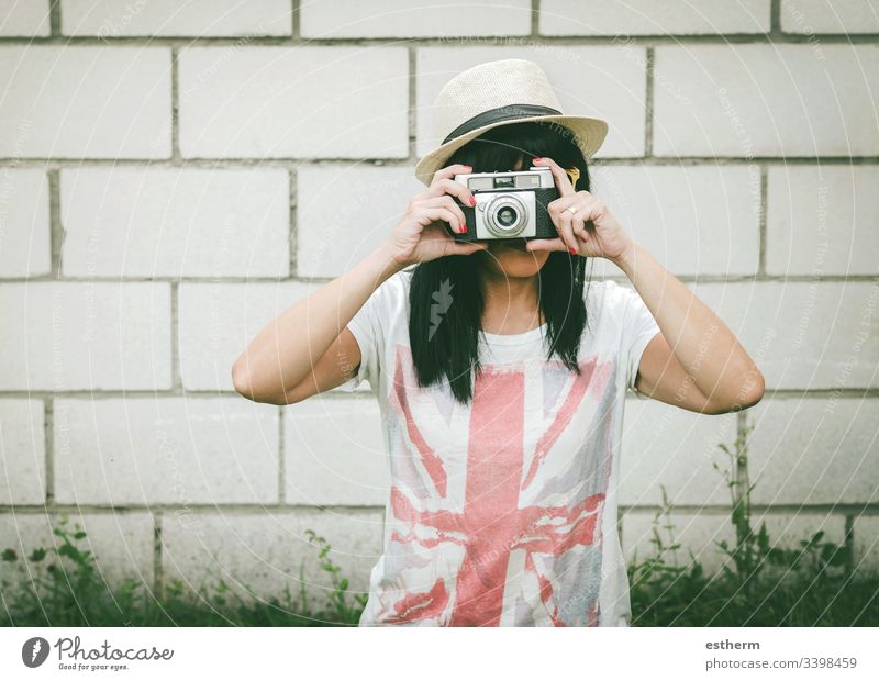 Porträt einer jungen Frau mit Kamera Junge Frau Foto Fotograf schön Schönheit Fotokamera Europäer schießen Selfie Spaß Fokus Sommer Feiertage Ausdruck Modestil