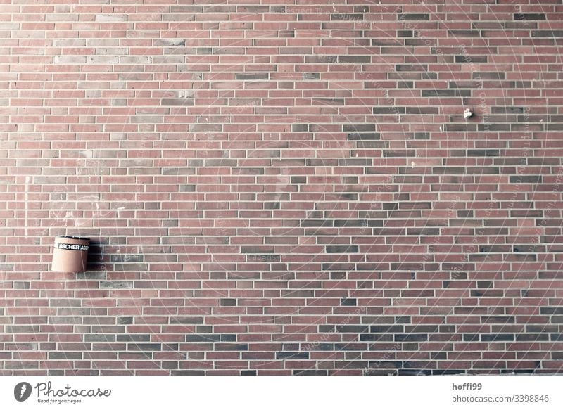 Klinkerfassade mit Aschenbecher Wand Mauer Linie Streifen Backstein minimalistisch Strukturen & Formen Muster Detailaufnahme Gebäude Fassade Außenaufnahme