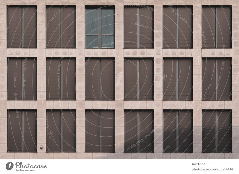 Fassade mit geschlossenen Jalousien Fenster Design rein braun Bankgebäude Macht geschlossene fenster Außenaufnahme Wand Mauer Architektur Hochhaus ästhetisch