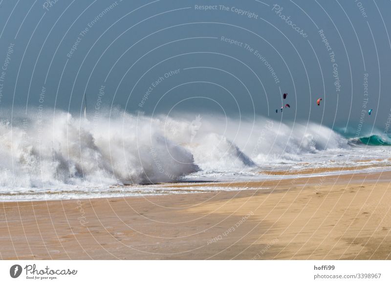 stürmische Atlantik Wellen brechen auf den Strand Wasser Sommer Schaum Brandung Kraft Natur stark Energie Meer gigantisch bedrohlich Gischt Sturm Wasserwand