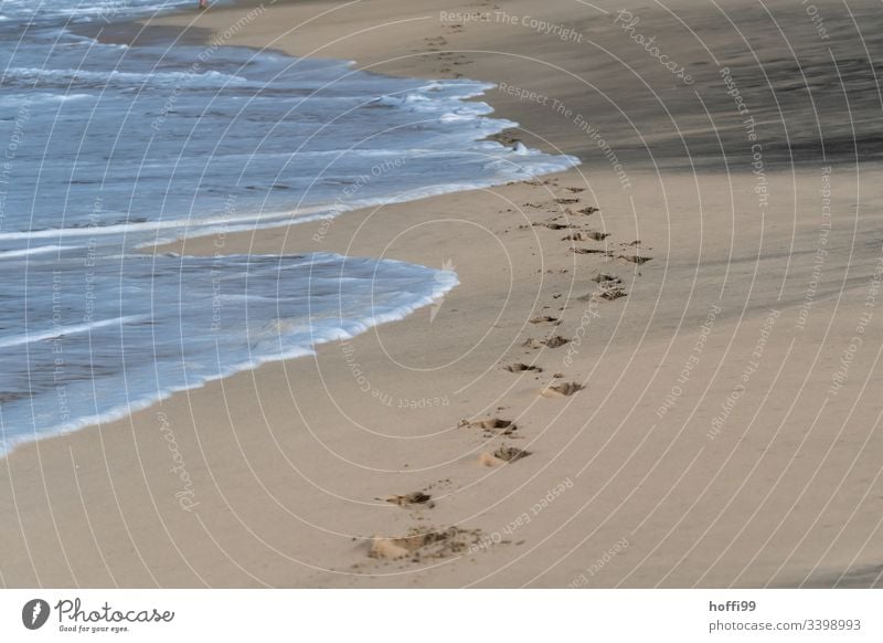 Spuren am Strand Sandstrand Fußspuren im Sand Brandung Wellen Ostsee Ostseestrand seichtes Wasser Wellengang Meer Küste Tag Außenaufnahme Farbfoto Horizont