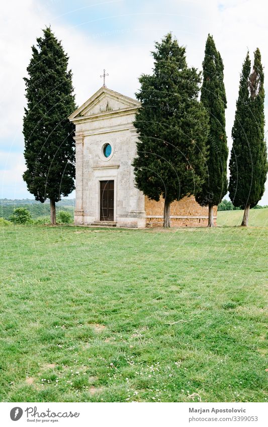 Berühmte Kirche auf den Feldern der Toskana, Italien antik Architektur schön Gebäude cappella katholisch Kapelle christian Landschaft Zypresse Europa Glaube