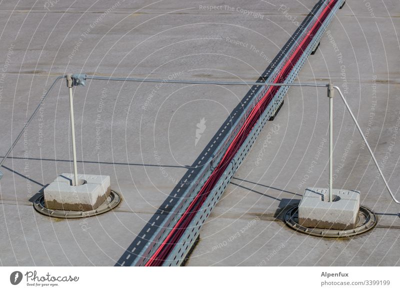 Power-Bridge Brücke überbrückung Außenaufnahme Stromtrasse Menschenleer Farbfoto Tag Kabel blitzableiter Elektrizität Starke Tiefenschärfe Energiewirtschaft