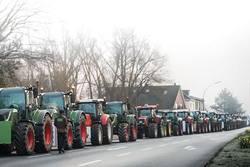 Konvoi von Traktoren zur Demo Landwirtschaftliche Demo Kundgebung Ackerbau Protest der Bauern Rallye Starke Tiefenschärfe Straße Agrarpolitik