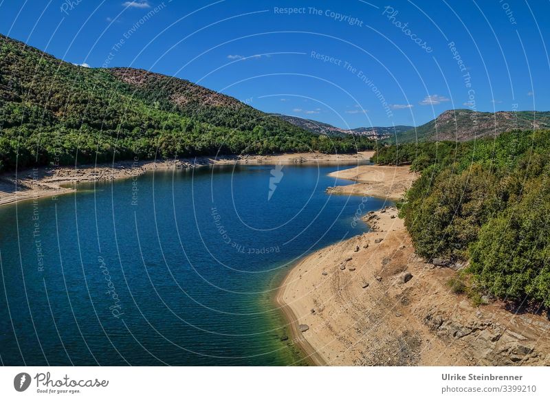 Austrocknender Lago di Gusana auf Sardinien Trockenfallen Austrocknung Trockenheit Trockenzeit See Lago di Guana Nuoro Wasser blau Wälder Seeufer Natur Erholung