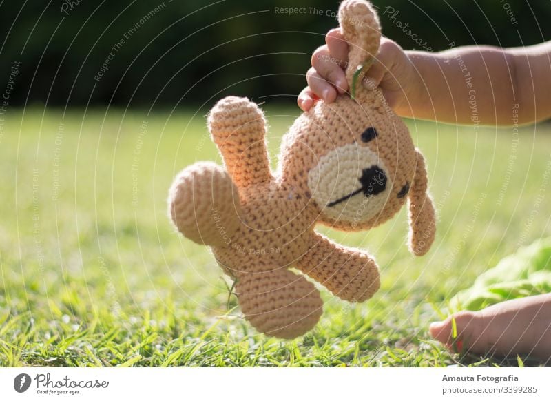Junge hält sein Stofftier im Park Freund altehrwürdig Spielzeug Kindheit spielen Bär Teddybär heimwärts reisen Raum Sitzen Baby Umarmung niedlich Leben