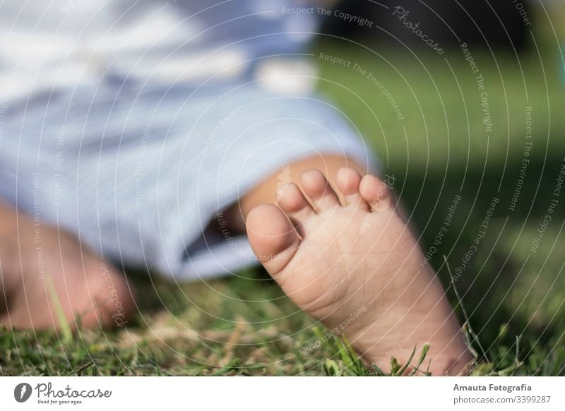 Baby-Fußsitzen in einem Park Kind Pflege Masseur Menschen horizontal im Innenbereich Sohle Osteopath Haut medizinisch zu Hause Hand Therapie osteopathische