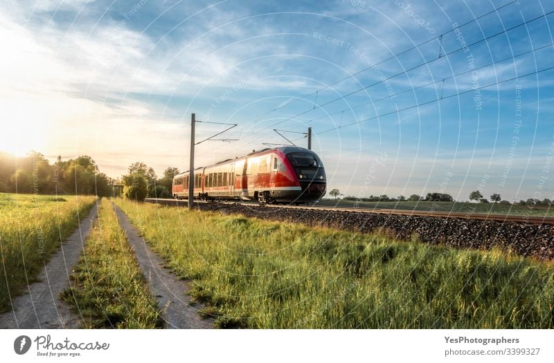 Personenzug an einem sonnigen Sommertag in Deutschland Deutscher Zug Eisenbahn Blauer Himmel umweltfreundlich Elektrofahrzeug Europa Europäer goldene Stunde