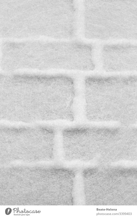 Schneemuster auf Backsteinen Winter kalt gefroren Pulverschnee weiß Zeichnung grafisch Außenaufnahme
