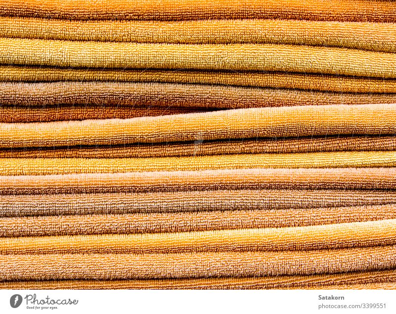 Stapel gelbe Handtücher Haufen Handtuch Sauberkeit orange Farbe Bad Wäscherei Hintergrund Textur weich Gewebe trocknen Baumwolle Wischen Objekte Dusche