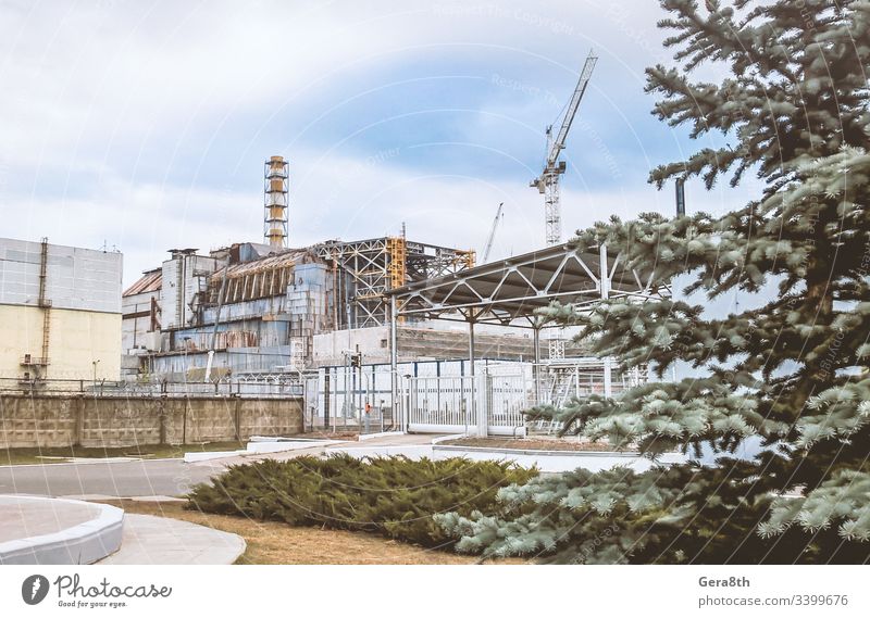 Sarkophag des vierten Kraftwerksblocks des Kernkraftwerks Tschernobyl nach dem Unfall ChNPP KKW Tschernobyl Kernkraftwerk Tschernobyl Ukraine Herbst Panne