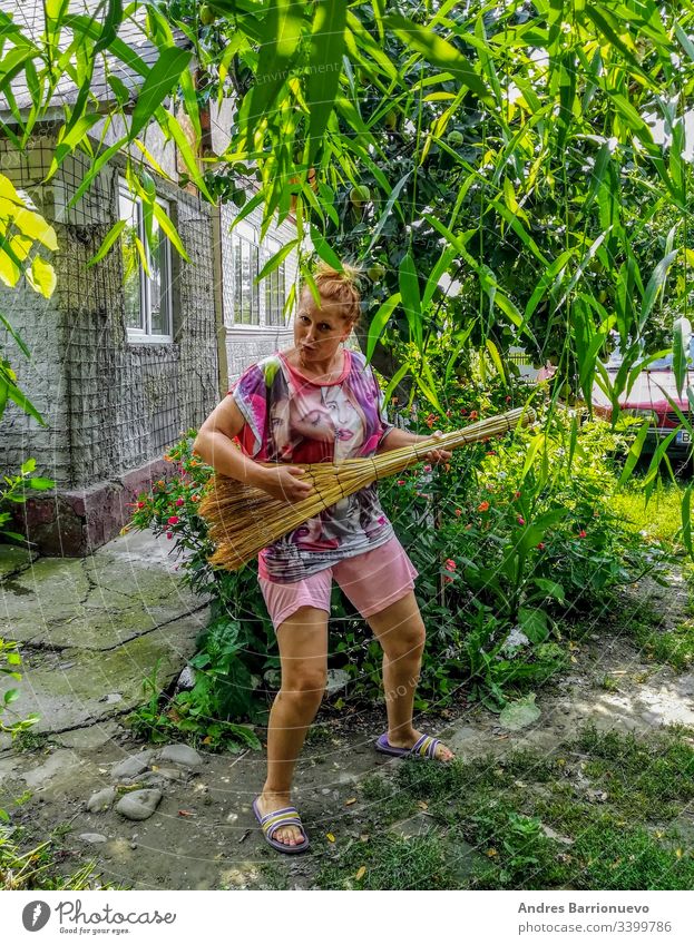 Frau, die vorgibt, Gitarre zu spielen Dame aktiv singen satt hübsch Dressing Gesang aufgeregt Humor Kaukasier jung so tun, als ob schlank positiv Hausfrau
