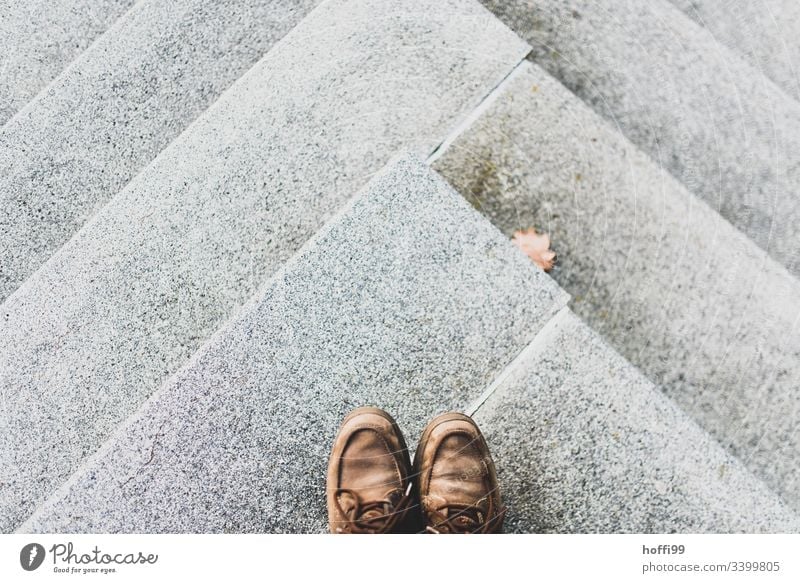 Betontreppe mit alten Schuhen stehen Beine Symmetrie Vogelperspektive Treppe Stadt Höhenangst Perspektive Wege & Pfade Kunst abstrakt Experiment Muster