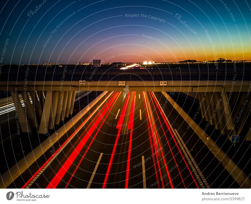 Blick auf die Autobahn bei Sonnenuntergang lang Hintergrund Fernstraße Bewegung reisen Scheinwerfer dunkel schnell Verkehr Belichtung rot Licht PKW Nacht
