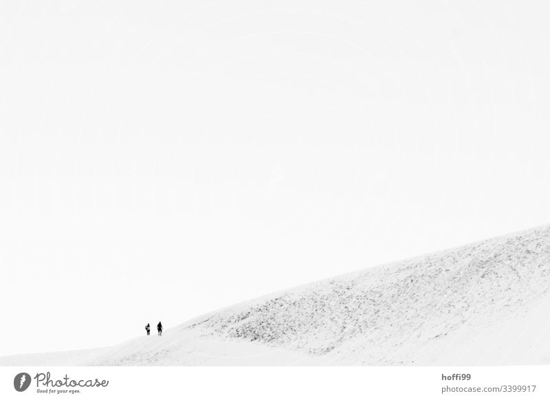 zwei Menschen in der Wüste Dürre 2 Partner wandern Expedition Berge u. Gebirge Abenteuer Tourismus Unendlichkeit Zusammensein Mut Willensstärke heiß Hügel Wärme