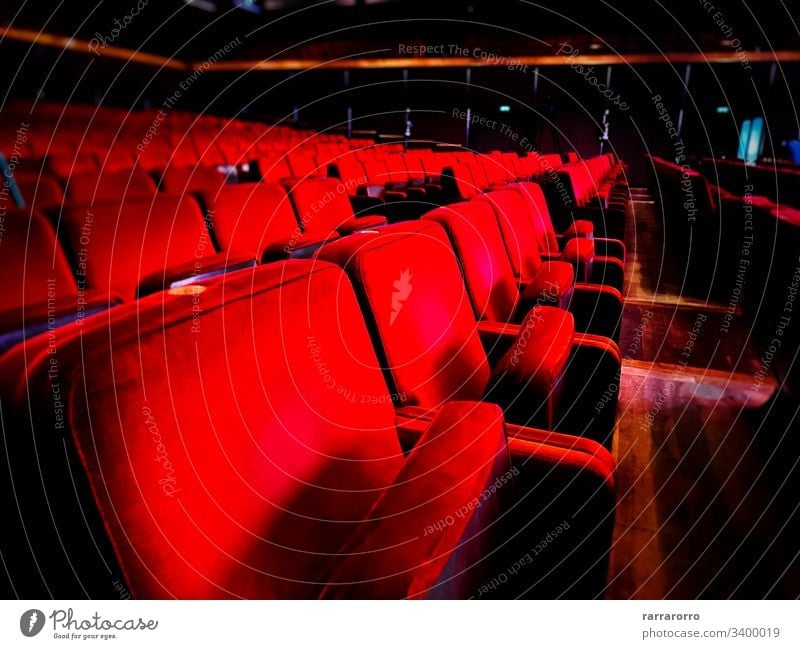 eine Reihe von leeren roten Samtsesseln in einem Auditorium. Sitz Stuhl Filmtheater In einer Reihe keine Menschen Theatervorstellung Entertainment