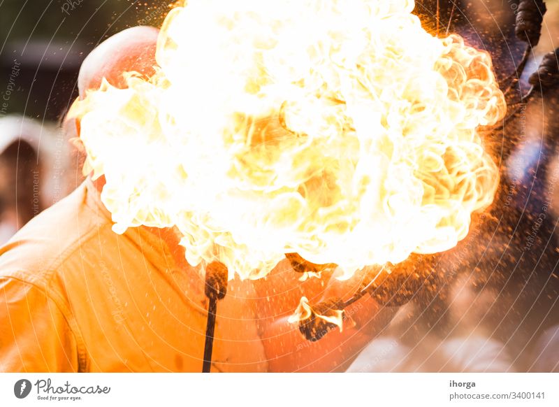 Feuershow-Künstlerin spuckt Feuer im dunklen Jamp Gefahr Kraft Aktionen Aktivität Künste Hintergrund schwarz brennend Business Zirkus dunkel dramatisch