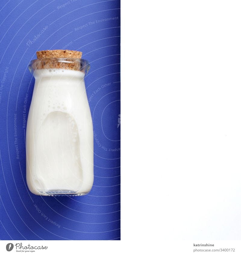 Milch auf weißem und blauem Hintergrund melken Getränk Glas sehr wenige Draufsicht oben klassisches Blau Flasche Frühstück Diät trinken Negativraum Textfreiraum