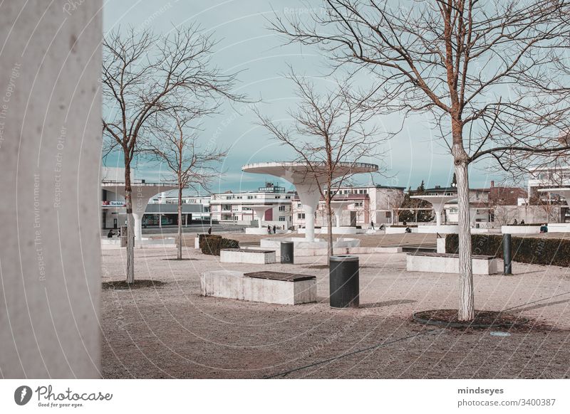 helle Architekur in Darmstadt urban architektur theaterplatz modern bank bäume zukunft kahl winter kalt leer frei