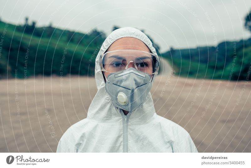 Frau mit bakteriologischem Schutzanzug Gesichtsmaske bakteriologischer Schutzanzug covid-19 Coronavirus Seuche Schutzbrille 2019-ncov Gerät Pandemie Schutzmaske