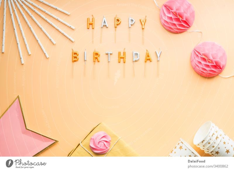 Rahmen für die Feierlichkeiten zum Geburtstag Werbung Jahrestag Hintergrund Transparente brauner Hintergrund Kerzen Postkarte Karneval feiern Farbe Konfetti