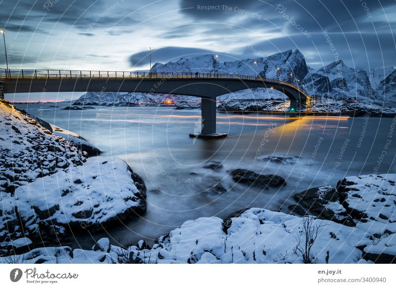Brücke bei Hamnoy auf den Lofoten Laternen Beleuchtung Langzeitbelichtet Norden Erholung Winterurlaub Meer Schnee Hamnöy Zentralperspektive Umwelt