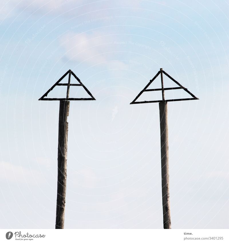 Rätsel der Moderne bauwerk himmel skurril architektur träger zusammen gemeinsam identisch beisammensein holz mast dreieick zwei kreuz funktional hoch baumstamm