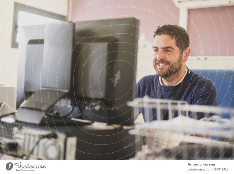 arbeitender Büroangestellter lächelt den PC an Arbeiter Mann Aktenordner wirklich Menschen Latein attraktiv weiß Kragen Kaukasier Erwachsener Bildschirm