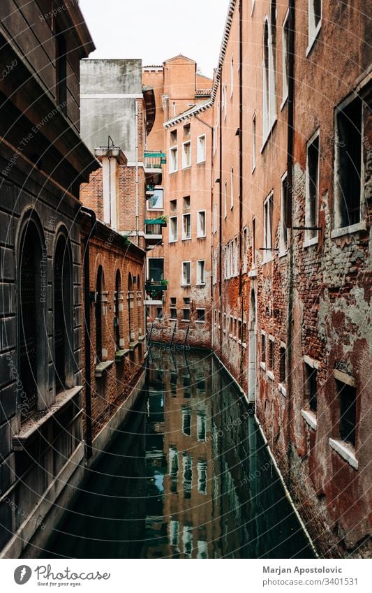 Blick auf die rustikale Architektur von Venedig, Italien Kanalgasse Gasse antik Antiquität schön Boot Gebäude Großstadt Stadtbild farbenfroh Ziele Europa