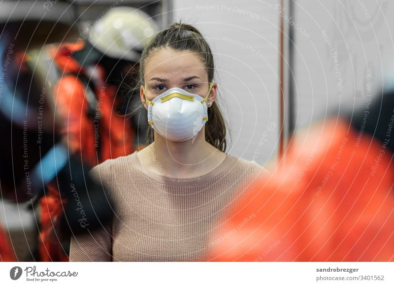 Frau mit Mundschutz und Einmalhandschuhen wartet in der Quarantäne Coronavirus COVID-19 Virus Krankheit Pandemie Epidemie Maske Schützen Handschutz Steril