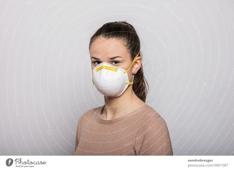 Mädchen mit Mundschutzmaske Coronavirus COVID-19 Virus Krankheit Pandemie Epidemie Maske Schützen Einmalhandschuhe Handschutz Steril Medizin Quarantäne