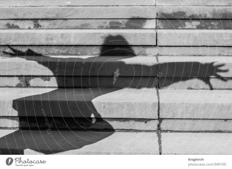 Treppenschatten Mensch feminin 1 Tanzen Schatten fliegen grau Schwarzweißfoto Außenaufnahme Menschenleer Tag