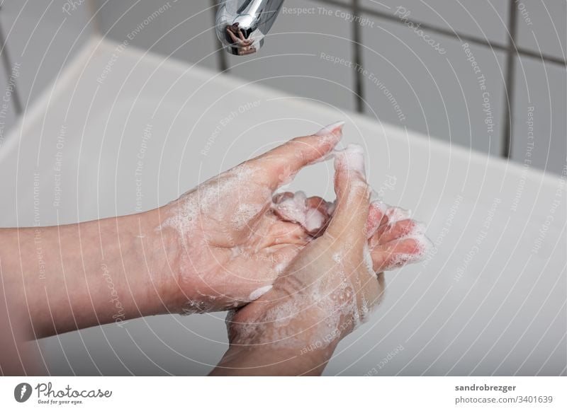 Frau wäscht sich die Hände Coronavirus COVID-19 Virus Krankheit Pandemie Epidemie Mundschutz Maske Schützen Einmalhandschuhe Handschutz Steril Medizin