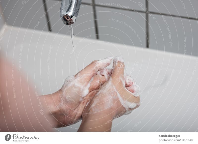 Frau beim Händewaschen Coronavirus COVID-19 Virus Krankheit Pandemie Epidemie Mundschutz Maske Schützen Einmalhandschuhe Handschutz Steril Medizin Quarantäne