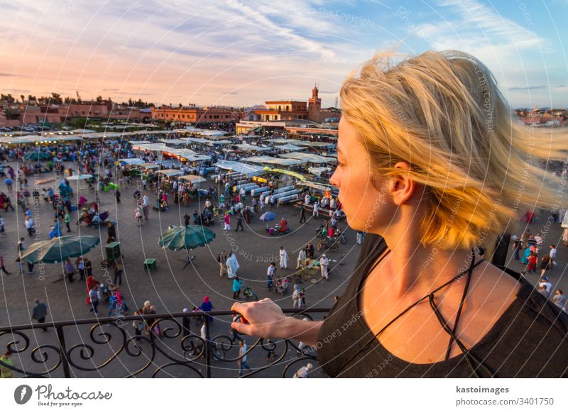 Frau mit Blick auf den Marktplatz Jamaa el Fna im Sonnenuntergang, Marrakesch, Marokko, Nordafrika. Reisender Tourist Dame Aussehen marrakech Afrika jamaa fna