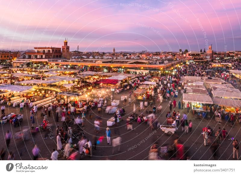 Jamaa el Fna Marktplatz im Sonnenuntergang, Marrakesch, Marokko, Nordafrika. marrakech Afrika jamaa fna Menge Afrikanisch jemaa Business reisen Tourismus