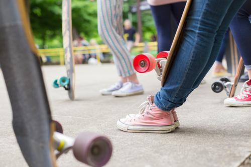 Jugendliche üben sich im Skateboard-Park im Longboardfahren. Aktives städtisches Leben. Urbane Subkultur. urban Holzplatte Sport eine Lifestyle Skateboarding