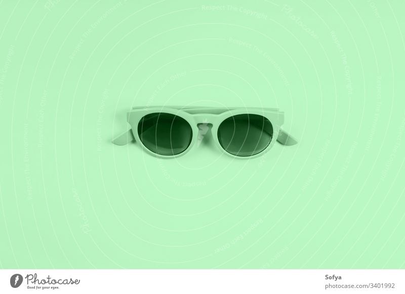 Minzgrüne Sonnenbrille. Farbe 2020 flachliegend Mode neo Minze Sommer trendy zartes Grün Design Stilrichtung mentol Frühling modern Natur Neogrün grüne Minze