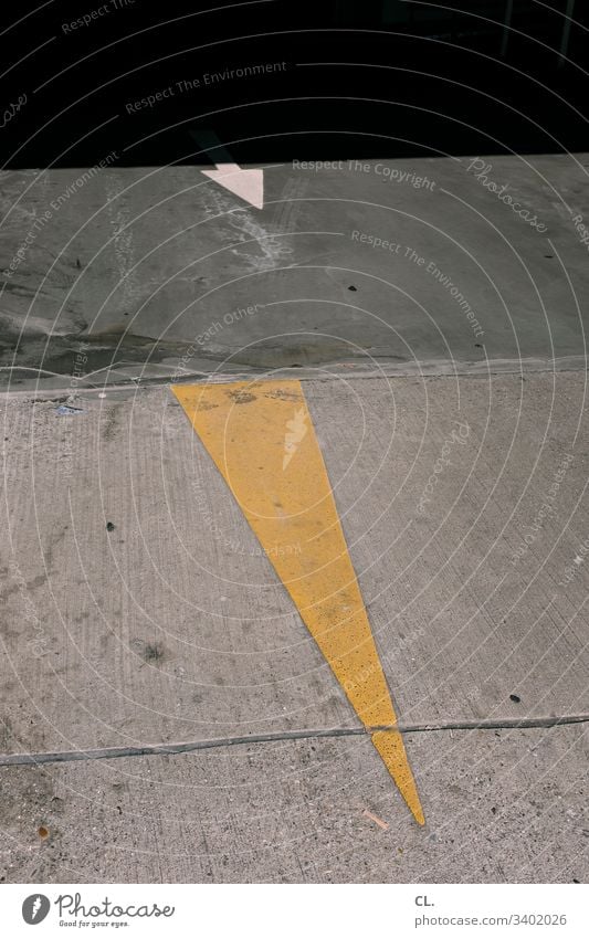 zwei pfeile auf dem boden Pfeil Pfeile Boden Richtung richtungweisend Orientierung gelb grau geradeaus Farbfoto Zeichen Menschenleer Schilder & Markierungen