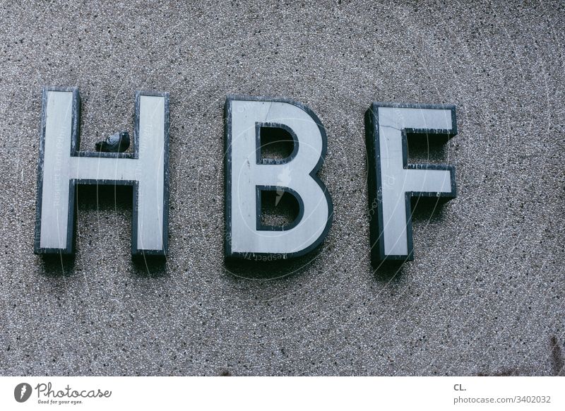 hbf Vogel Taube Tier Außenaufnahme Farbfoto Tag Menschenleer Hauptbahnhof Hauptbahnhofsviertel essen Ruhrpott grau trist Tristesse Buchstaben Typografie