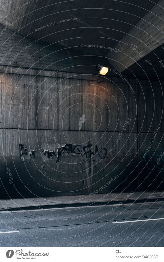 straße und wand unter einer brücke Wand trist hässlich grau Verfall Lampe Straße Wege & Pfade Mauer Beleuchtung Architektur dreckig Verkehrswege Menschenleer