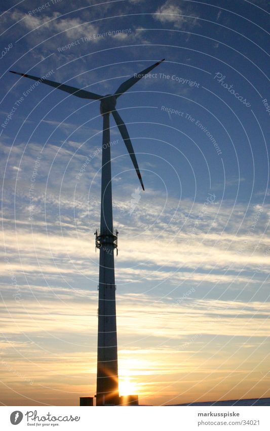 Windrad im Untergang alternativ Wolken Sauberkeit Umwelt Elektrizität Industrie Windkraftanlage Himmel Sonne Beleuchtung Energiewirtschaft Schatten zart