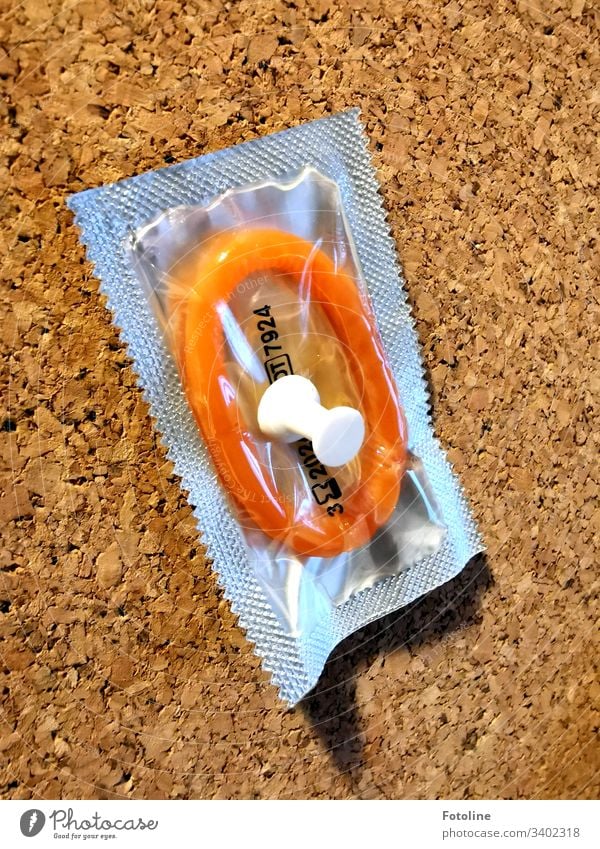 Das Objekt der Begierde - Kondom an der Pinwand Sex Sexualität Verhütungsmittel Familienplanung Farbfoto Sicherheit Gesundheit Schutz Liebe Gummi Menschenleer