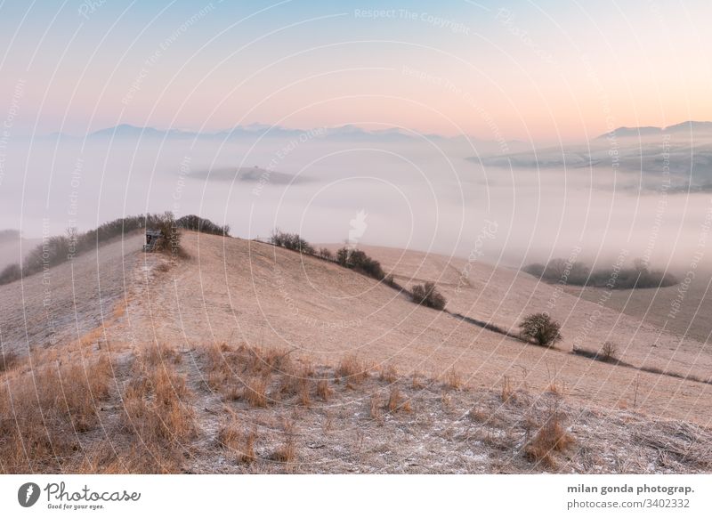 Nebliger Morgen in der Region Turiec, Slowakei. Slowakische Republik Landschaft ländlich Natur Berge Mala Fatra Karpaten Jagdausguck Sonnenaufgang Nebel