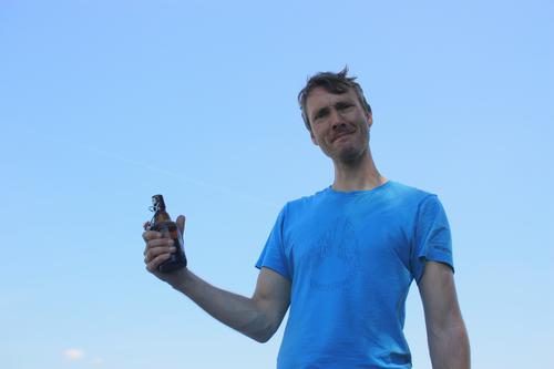 Mann trinkt Bier trinken Feierabendbier neutraler Hintergrund Sommer Freizeit Getränk Flasche Alkohol Party Außenaufnahme Feste & Feiern Fröhlichkeit Glück