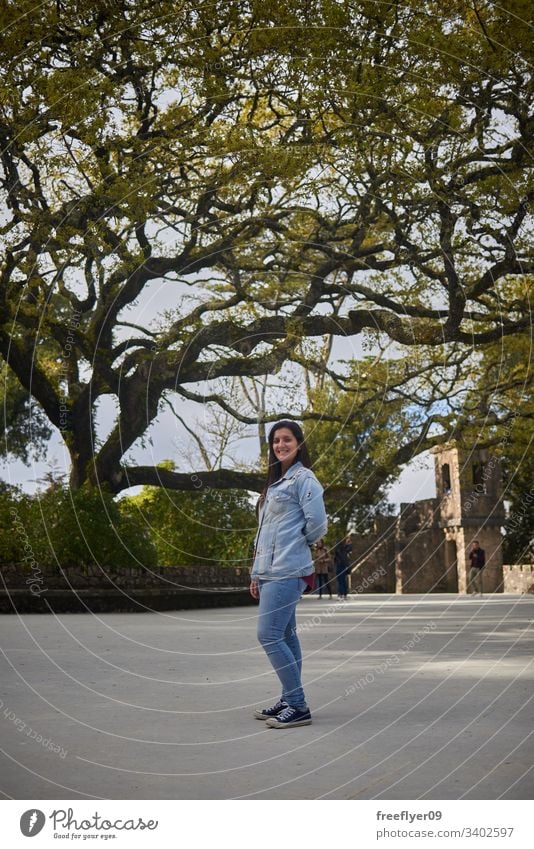 Junge Frau auf Regaleira, Sintra, Portugal jung Baum regaleira Tourismus Tourist Wald Park berühmt historisch Natur Weg Landschaft wandern Wanderung Gras Palast