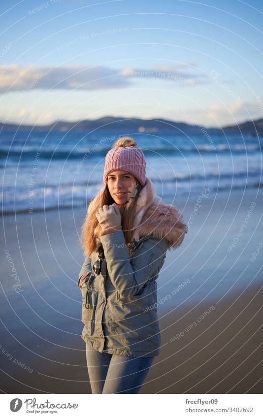 Junge Frau geht im Winter am Strand spazieren jung Beanie laufen Vigo Galicia Spanien MEER atlantisch Glück entspannt Kaukasier romantisch Freude Sand Mitte