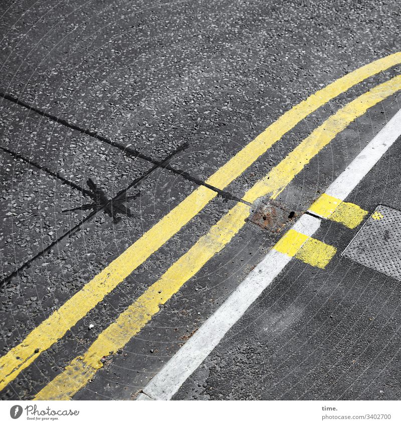baselines (16) grundlinie linien Straße Asphalt grau gelb Vogelperspektive streifen abgenutzt teer mathematik design gully ausbesserung schnitt