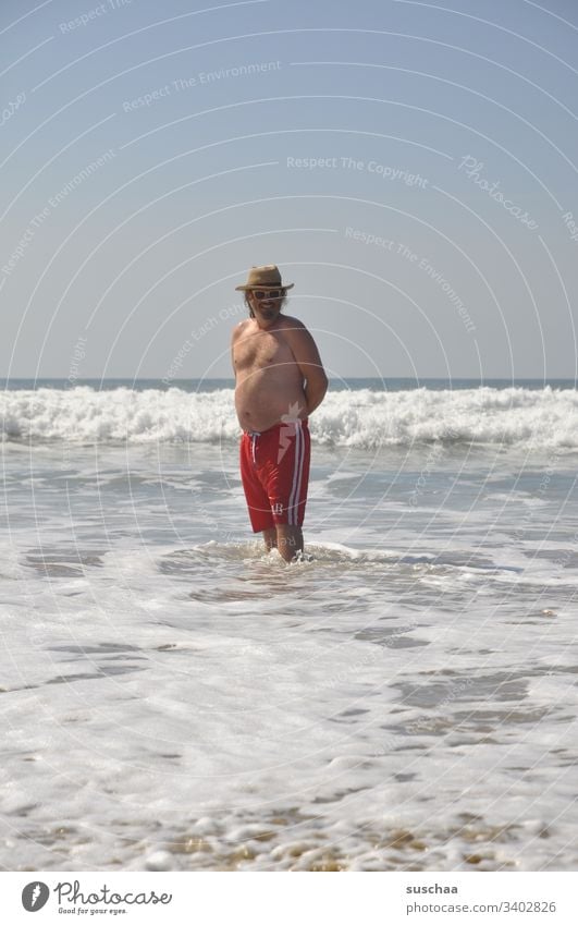 junger mann an einem strand Mann Urlaub Sommer Badehose Meer Atlantik Sandstrand Weite Ferien Tourist Urlauber Sommerferien Wellen Ferien & Urlaub & Reisen